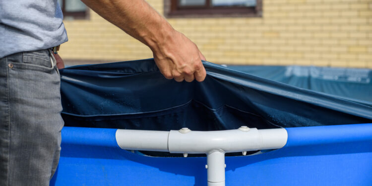 Jak zakrýt bazén na zimu, aby v klidu přestál sníh i mráz?