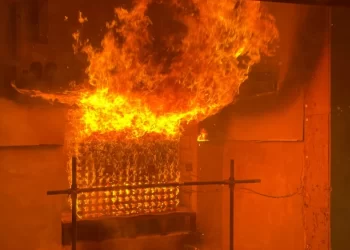 Jak zvýšit bezpečí panelových domů? I díky balkonům s funkcí protipožárního pásu